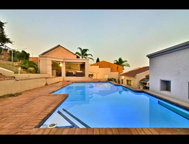 6 BEDROOM HOUSE FOR SALE IN GLENVISTA